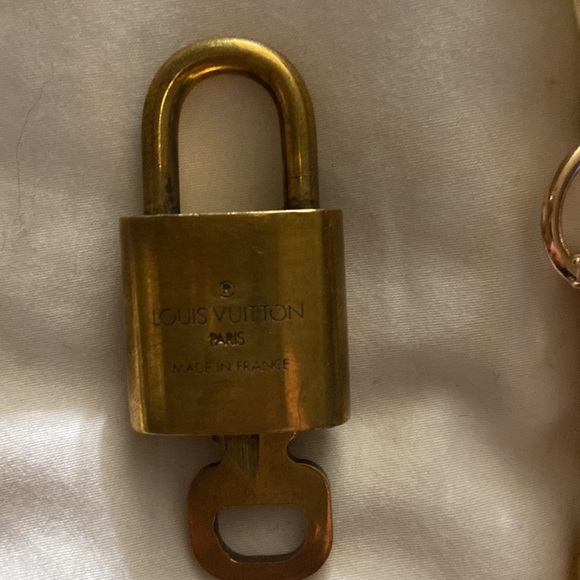 LV lock and key with non LV chain 319 or 334 - Picture 3 of 10